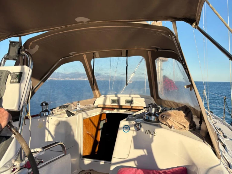 Rent a Hunter Hunter 38 Saint-Laurent-du-Var
