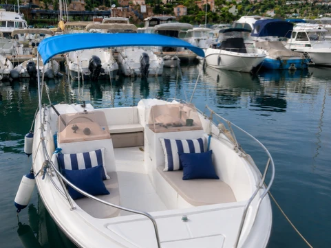 Bareboat Rental Motorboat Arcoa with a boat licence