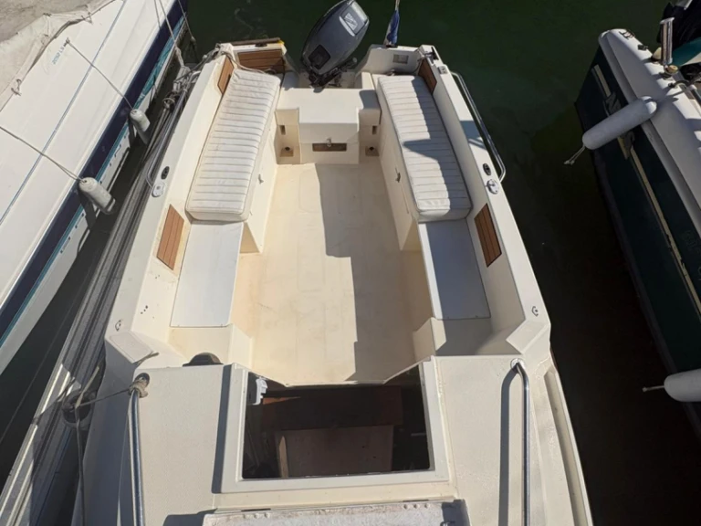 Motorboat rental with or without captain Jeanneau France