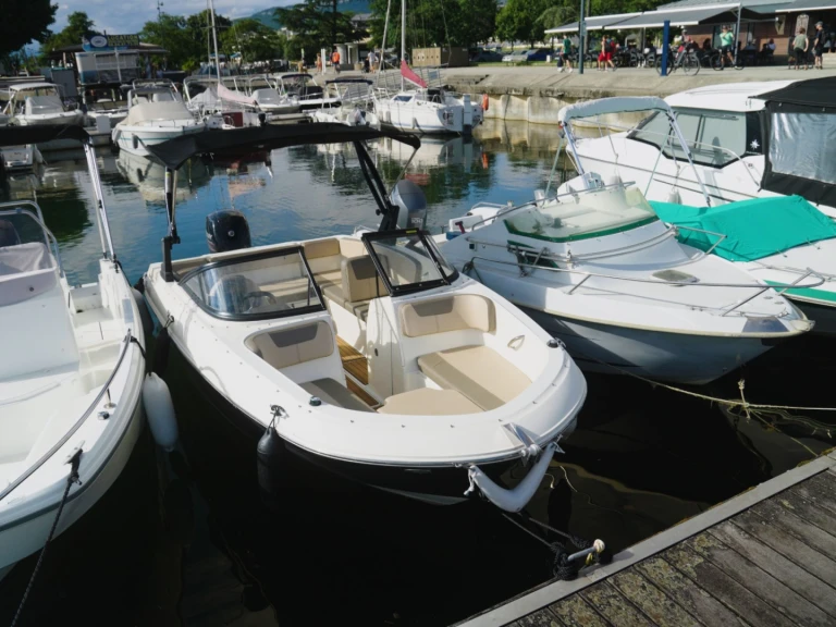 Rent a Bayliner BAYLINER VR4 Aix-les-Bains