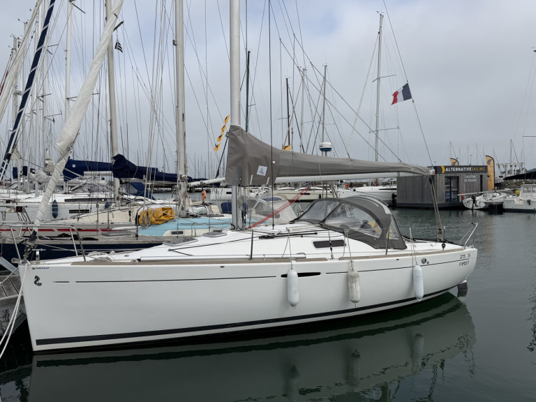 FIRST 25.7 Q.R FIRST 25.7 Q.R charter bareboat or captained in  Port-Haliguen