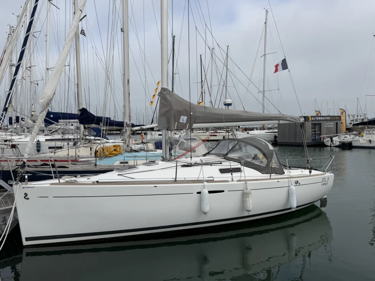 FIRST 25.7 Q.R FIRST 25.7 Q.R charter bareboat or captained in  Port-Haliguen