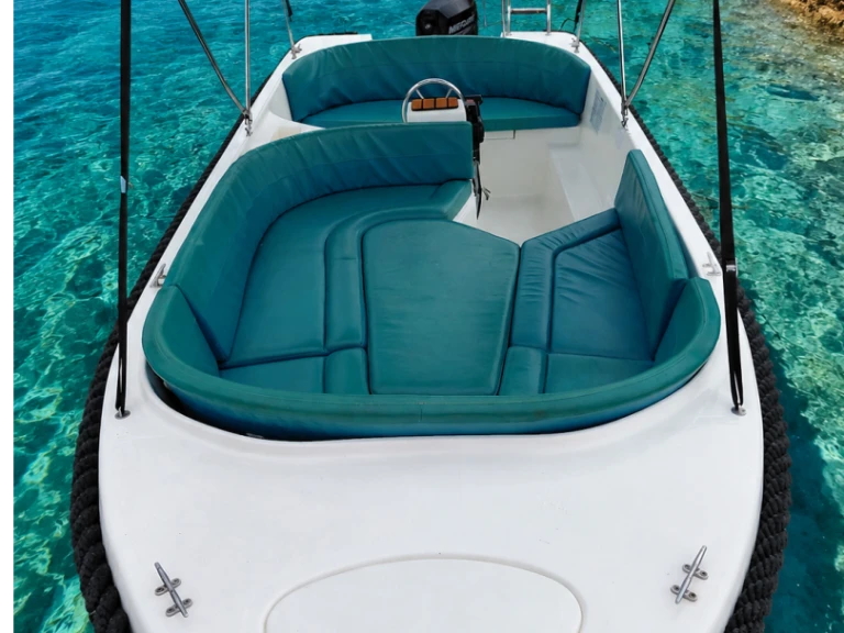 Polyester Yacht Marion 500 in Spain on SamBoat