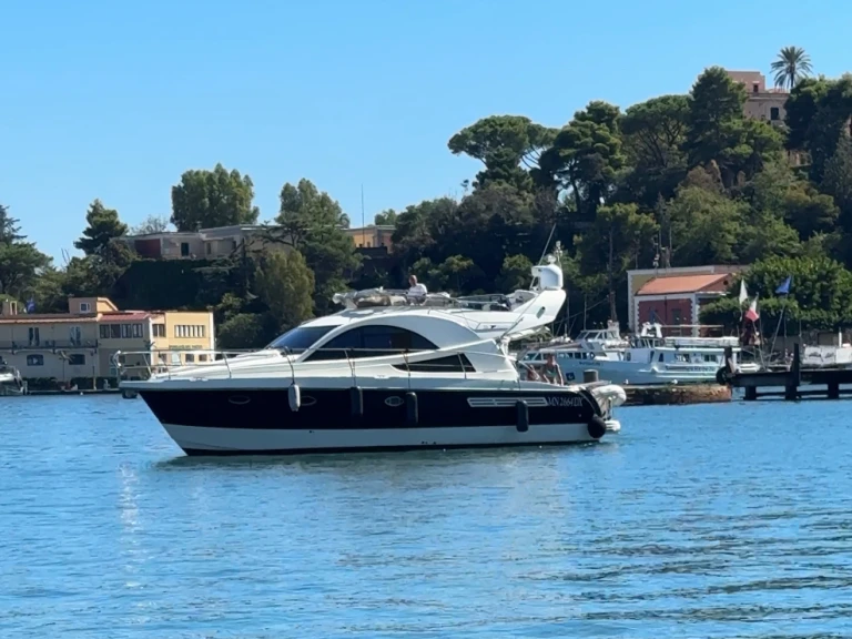 Yacht charter Forio cheap Rodman 38 Fly