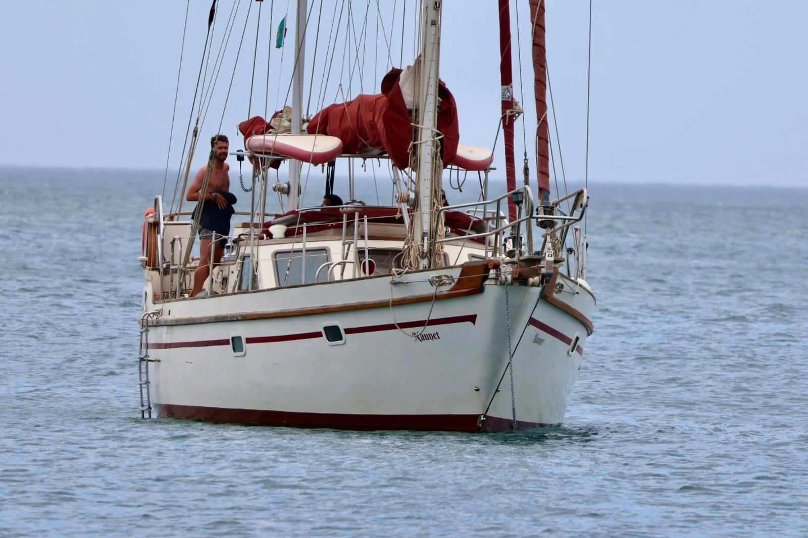 Boat rental endurance 43 in Portimão on Samboat