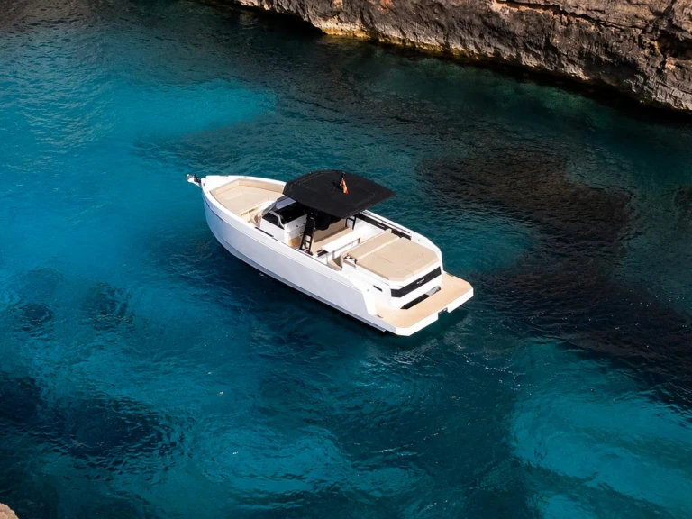 Motorboat for rent Mahón at the best price
