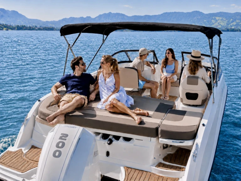 Bareboat Rental Motorboat Bayliner with a boat licence
