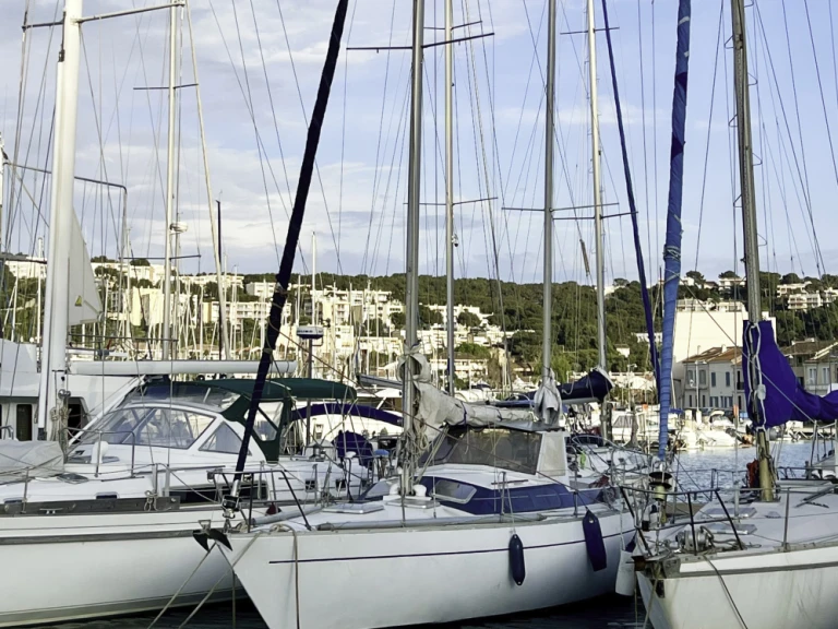 Yacht charter Saint-Mandrier-sur-Mer cheap 10 40