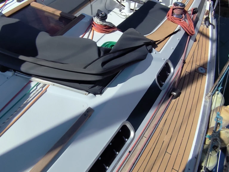 Sailboat for rent Athens at the best price