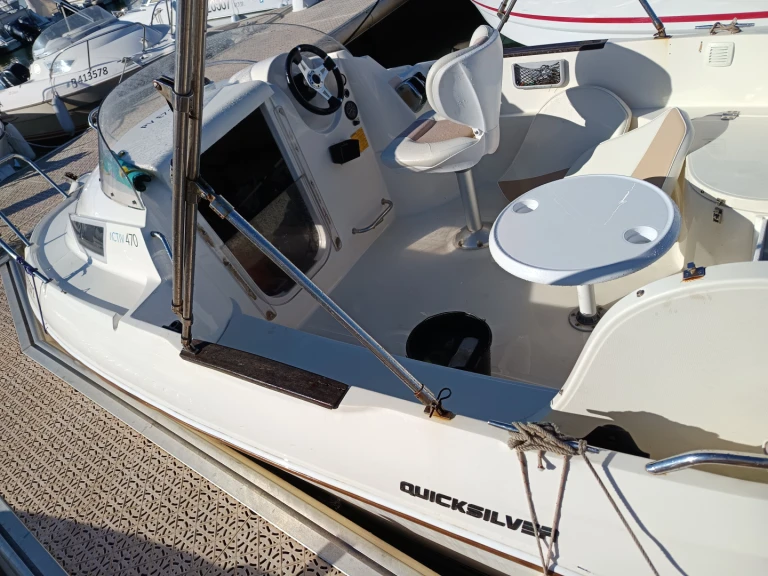 Luxury Yacht rental in Le Barcarès - Quicksilver Activ 470 Cabin