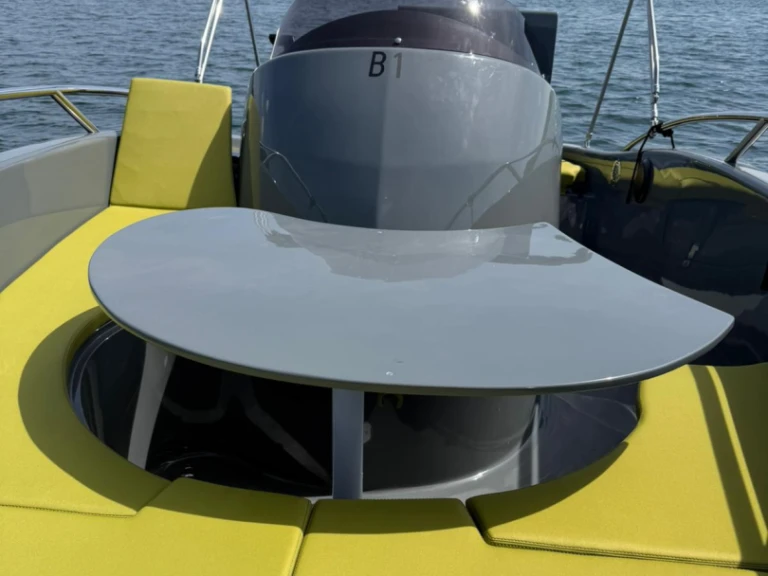 Clear Aries Open L in Angera on SamBoat