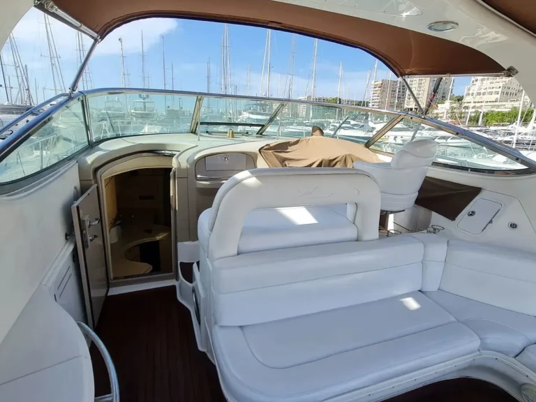 Bareboat Rental Motorboat Sea Ray with a boat licence