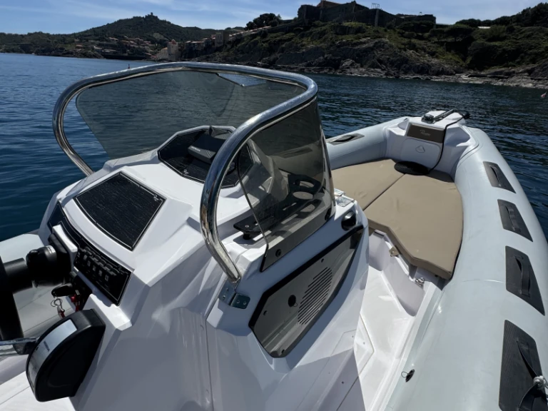 Ranieri Cayman 26 Sport Touring charter bareboat or captained in  Argelès-sur-Mer