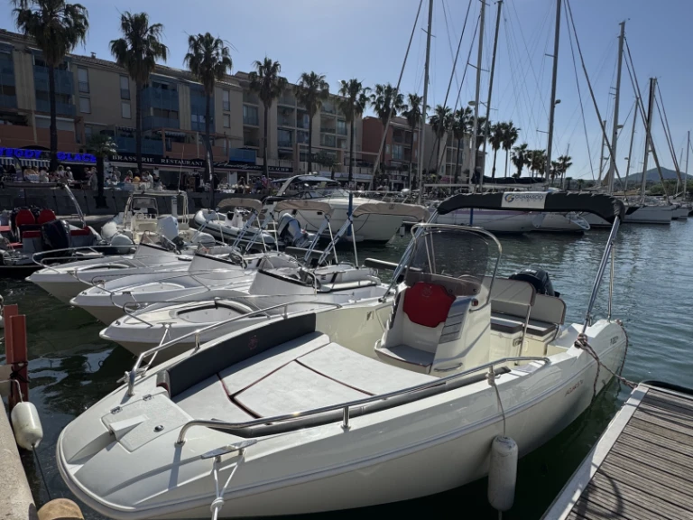 Bareboat Rental Motorboat Prua al vento with a boat licence