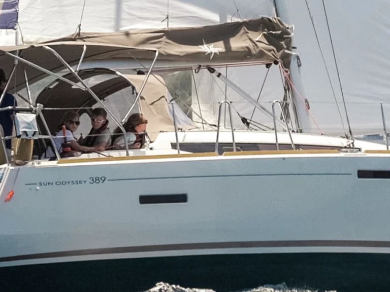 Sailboat rental in Le Marin - Jeanneau Jeanneau Sun Odyssey 389