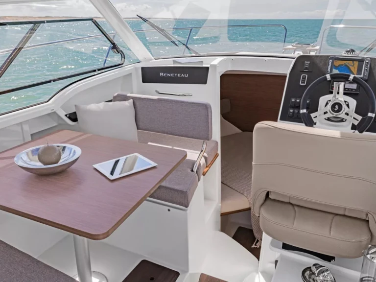 Rent a Bénéteau Antares 8 OB Novi Vinodolski