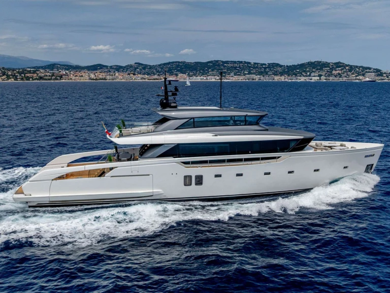 Luxury Yacht for rent Miami at the best price