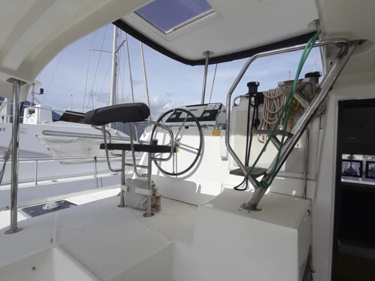 Lagoon Lagoon 42 in Hyères on SamBoat