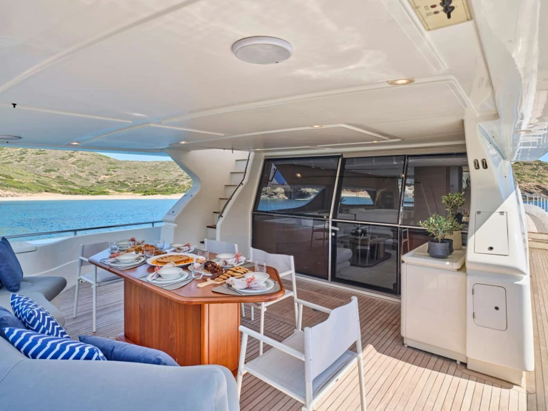 Yacht charter Lávrio cheap APE&Iota;RON BLUE