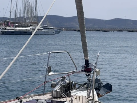 Rent a Jeanneau Jeanneau 53 Lávrio