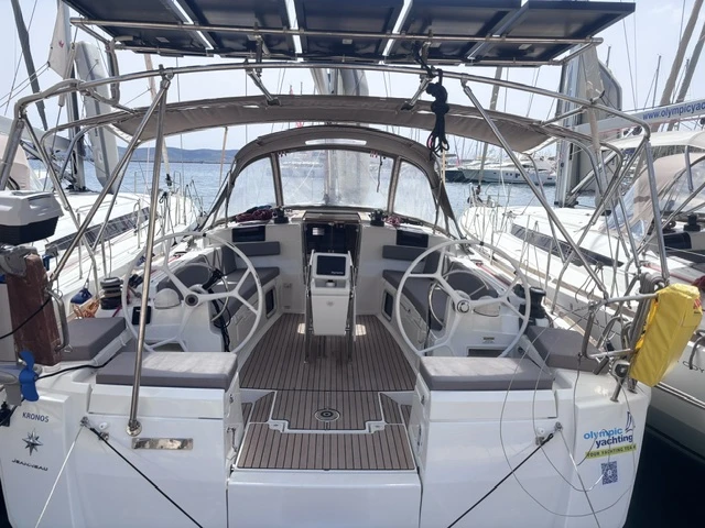 Sailboat for rent Lávrio at the best price