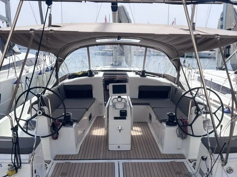 Sailboat for rent Lávrio at the best price