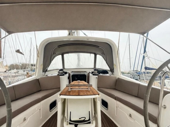 Sailboat rental with or without captain Bénéteau Nikiána