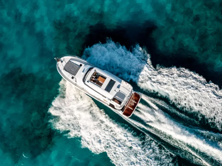 Motorboat rental with or without captain Bénéteau Capri