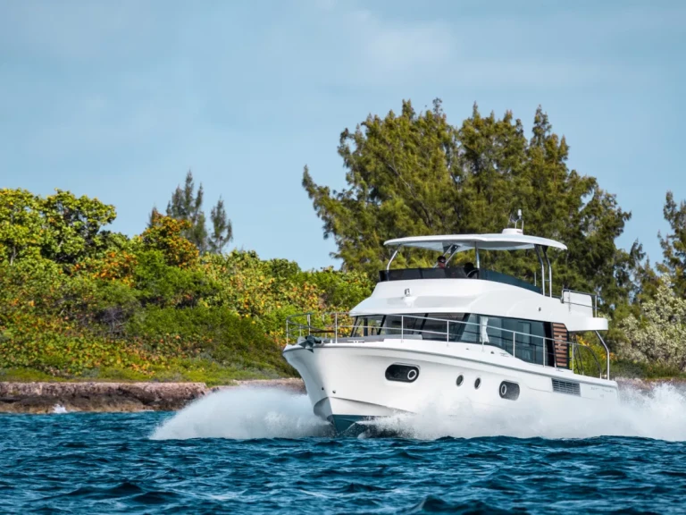 Bareboat Rental Motorboat Bénéteau with a boat licence