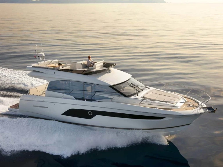 Motorboat rental with or without captain Prestige Port-Haliguen