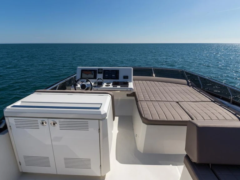 Bareboat Rental Motorboat Prestige with a boat licence
