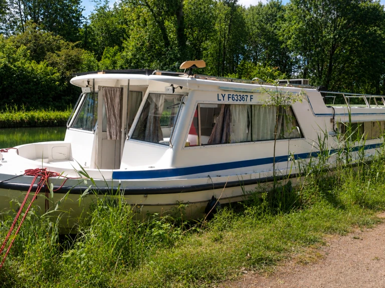 Bareboat Rental Houseboat Porter-Haylett with a boat licence