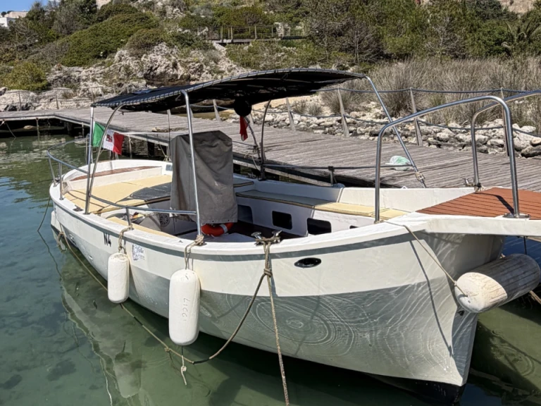 Motorboat for rent Santa Maria di Leuca at the best price