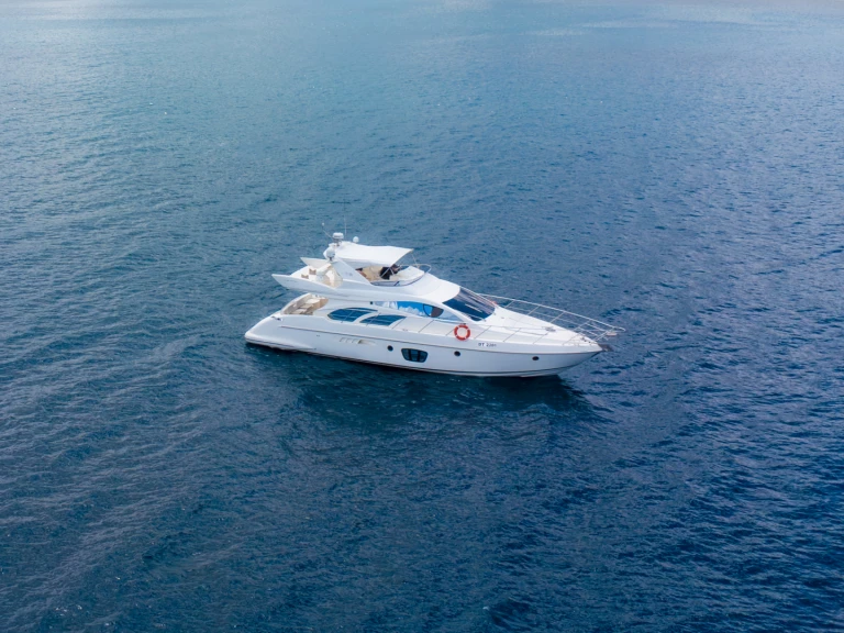 Motorboat rental with or without captain Azimut Mahé