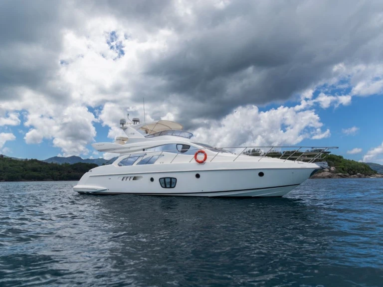Motorboat for rent Mahé at the best price