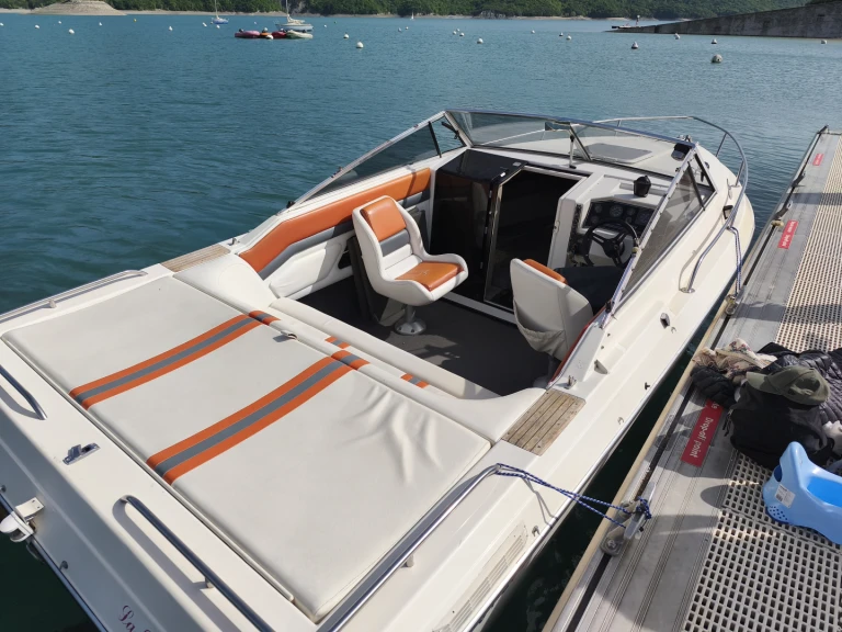 Yacht charter Chorges cheap Cuddy cabine 