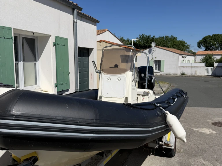 Boat rental Bombard Sunrider 550 in La Cotinière on Samboat