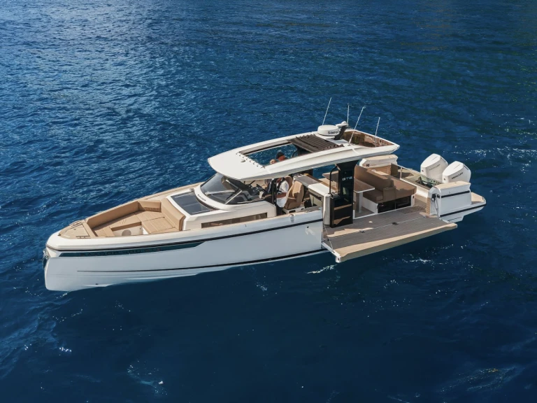 Boat rental Saxdor SAXDOR 400 GTS in Dinard on Samboat