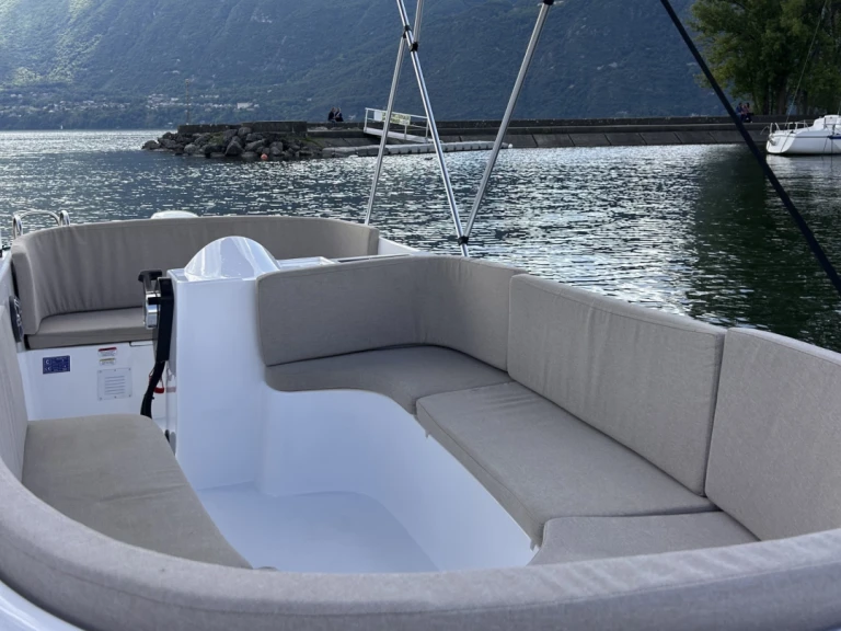 Bareboat Rental Motorboat Valory with a boat licence