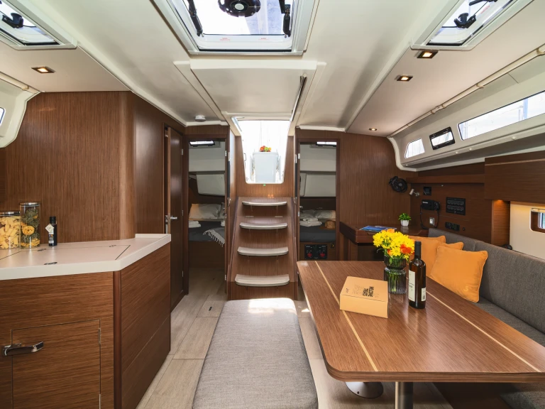 Sailboat for rent Lefkáda at the best price