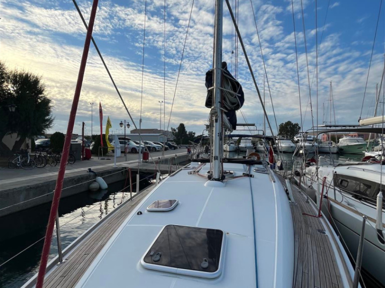 Boat rental Jeanneau Sun Odyssey 42 i Performance in Póros (City) on Samboat