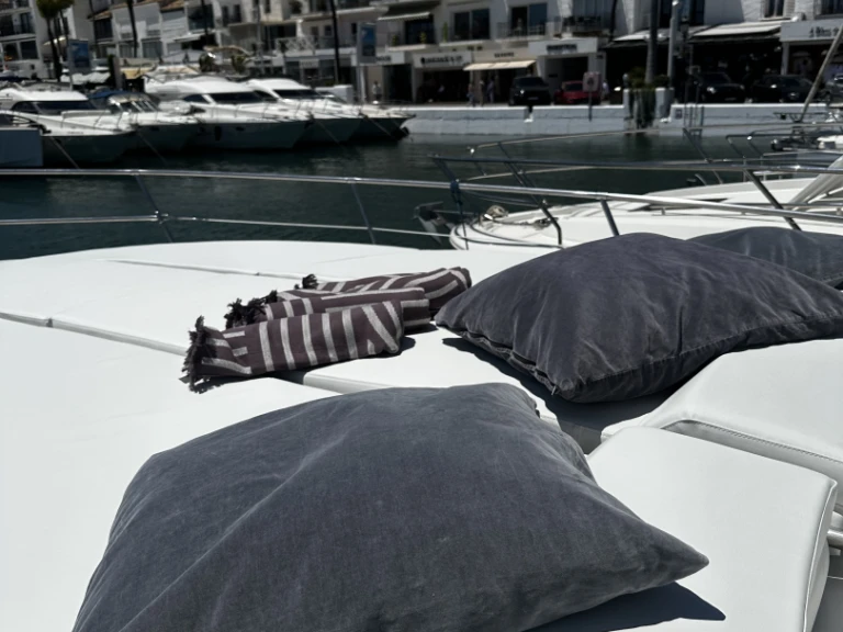 Motorboat rental with or without captain Sea Ray Marbella
