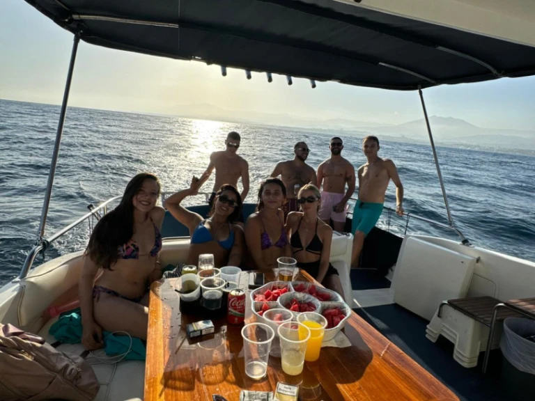 Bareboat Rental Motorboat Sea Ray with a boat licence