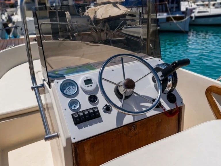 Omnia Omnia 600 in Porto di Alghero on SamBoat