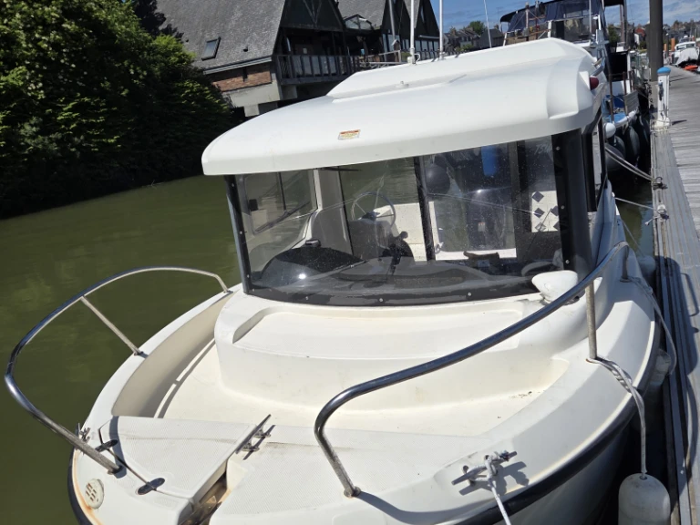 Quicksilver Captur 555 Pilothouse charter bareboat or captained in  Saint-Valery-sur-Somme