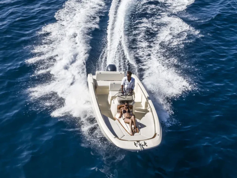Bareboat Rental Motorboat Invictus  with a boat licence