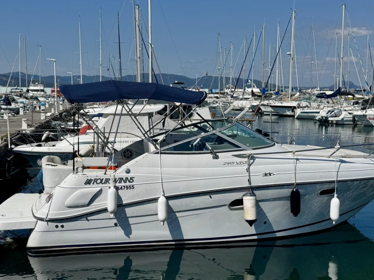 Bareboat Rental Motorboat Four Winns with a boat licence