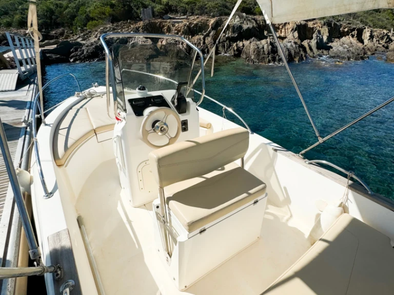 Motorboat for rent Port de Bormes-les-Mimosas at the best price