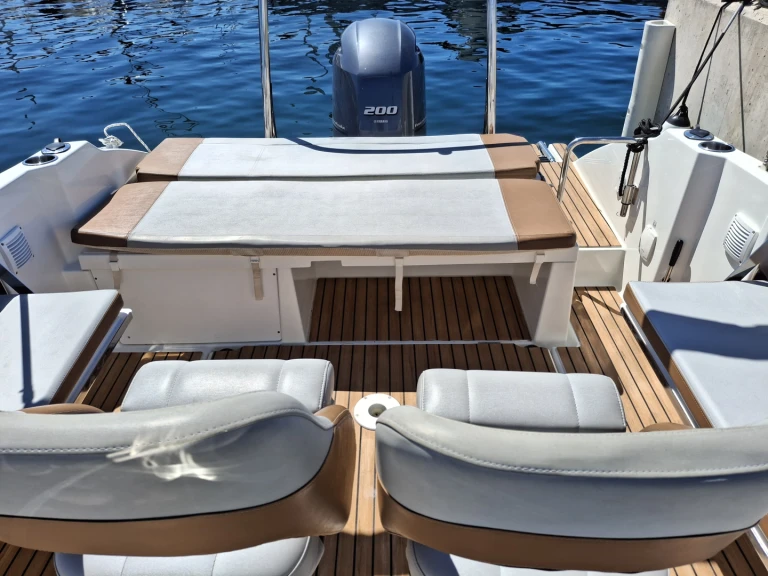 Motorboat rental with or without captain Bénéteau Marina de Palamós