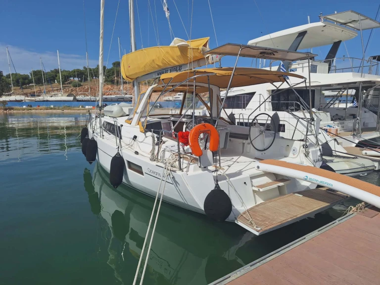 Boat rental Bénéteau Oceanis 41.1 in Néa Péramos on Samboat